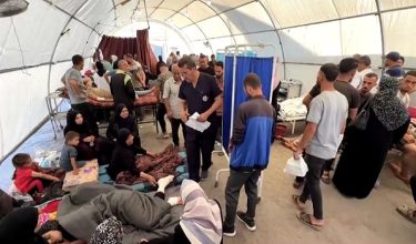 Penduduk cedera dibawa ke Hospital Al-Ahli Baptist untuk mendapatkan rawatan dan bantuan kecemasan/ REUTERS