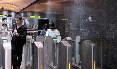 Pelancong menggunakan kad bank antarabangsa di pintu masuk dan keluar Metro Shanghai