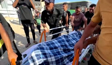Jenazah lima sekeluarga dibawa ke tempat pengebumian di Khan Younis/ REUTERS