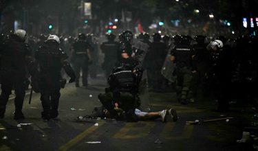 Polis Serbia menahan seorang lelaki ketika penunjuk perasaan bertempur dengan Polis di Belgrade. Foto AFP