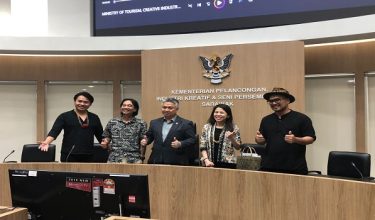 Datuk Snowdan (tengah) ditemui pemberita pada sidang media di pejabatnya