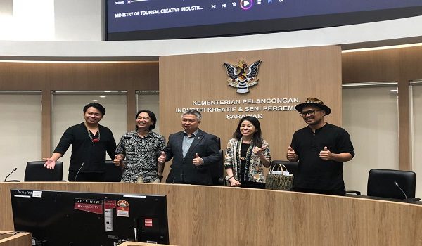 Datuk Snowdan (tengah) ditemui pemberita pada sidang media di pejabatnya