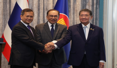 Perdana Menteri Kemboja, Hun Manet (kiri), Perdana Menteri Malaysia, Datuk Seri Anwar Ibrahim (tengah) dan Pemangku Perdana Menteri Thailand, Phumtham Wechayachai ( kanan) berjabat tangan selepas sidang media di Putrajaya/Foto BERNAMA