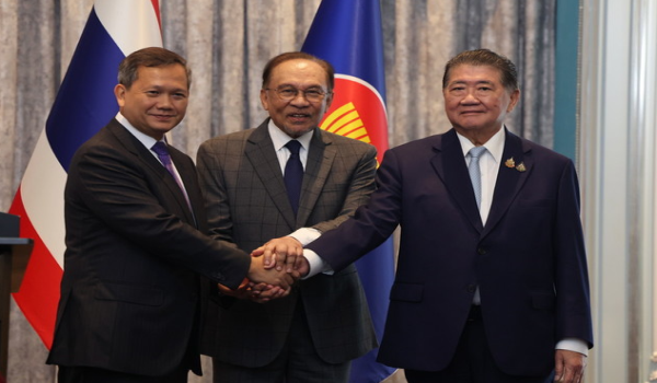 Perdana Menteri Kemboja, Hun Manet (kiri), Perdana Menteri Malaysia, Datuk Seri Anwar Ibrahim (tengah) dan Pemangku Perdana Menteri Thailand, Phumtham Wechayachai ( kanan) berjabat tangan selepas sidang media di Putrajaya/Foto BERNAMA