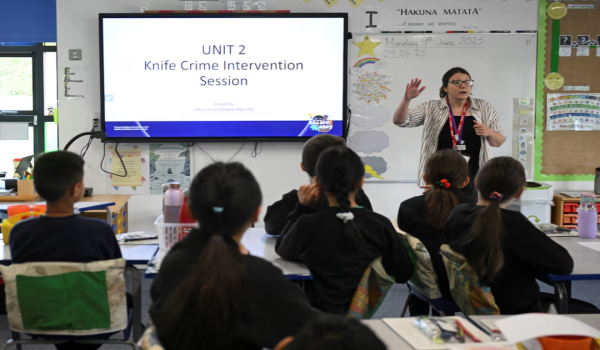 Murid Tahun 6 sertai bengkel jenayah pisau anjuran badan amal Safety Centre di Sekolah Emerson Valley, Milton Keynes, Britain/Foto REUTERS