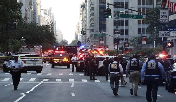 Anggota polis dan kenderaan kecemasan kelihatan berada di kawasan insiden tembakan di Manhattan, New York/ Foto AFP