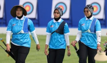 Atlet memanah wanita negara (dari kiri) Syaqiera Mashayikh, Ariana Nur Dania Mohamad Zairi, dan Nur Azreena Mohamad Fazil/Foto fail BERNAMA