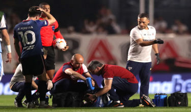 JUAN Izquierdo ketika menerima rawatan di atas padang selepas rebah secara tiba-tiba/Foto REUTERS