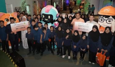 Anak-anak dari Rumah Bakti Dato’ Harun bersama maskot Bank Muamalat dan Petrosains/Foto Bank Muamalat