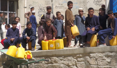 Kebanyakan kanak-kanak di Kabul terpaksa ponteng sekolah demi mencari bekalan air bersih untuk keluarga masing-masing / Foto REUTERS