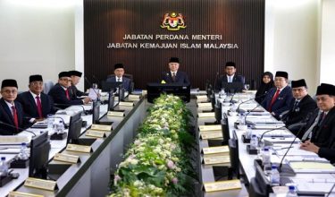 Sultan Perak Sultan Nazrin Shah (tengah) berkenan berangkat pada Mesyuarat Majlis Kebangsaan Bagi Hal Ehwal Agama Islam Malaysia Kali Ke-75 di Kompleks Islam Malaysia hari ini / Foto BERNAMA