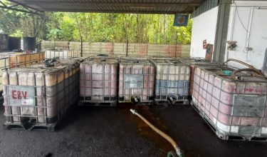 Sebahagian minyak sawit mentah dan minyak masak terpakai yang dirampas dalam serbuan di sebuah premis stor/Foto PGA Briged Tenggara