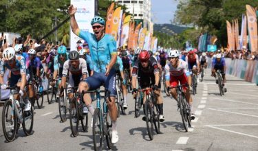 Pelumba Pasukan Astana Qazaqstan, Gleb Syritsa (berbaju biru) mengungguli peringkat pertama perlumbaan LTdL 2024/Foto rasmi LTdL 2024