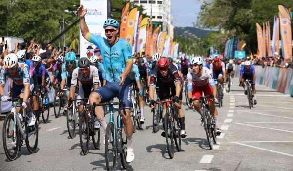 Pelumba Pasukan Astana Qazaqstan, Gleb Syritsa (berbaju biru) mengungguli peringkat pertama perlumbaan LTdL 2024/Foto rasmi LTdL 2024