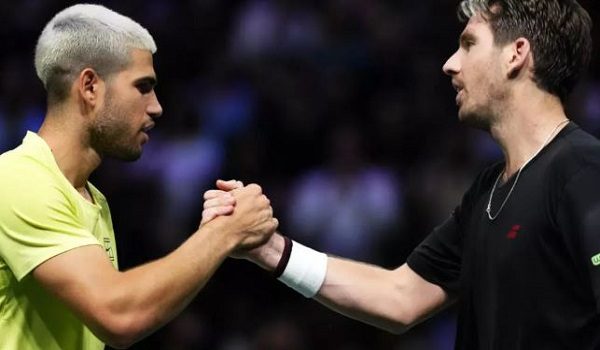 Carlos Alcaraz (kiri) berjabat tangan dengan Cameron Norrie selepas tewas dalam kejohanan Paris Masters / Foto AFP