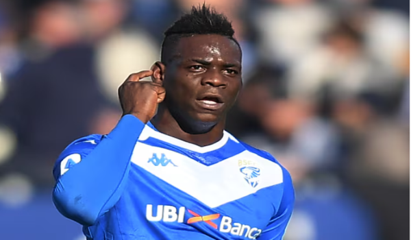 Mario Balotelli menandatangani kontrak bersama Genoa /Foto REUTERS