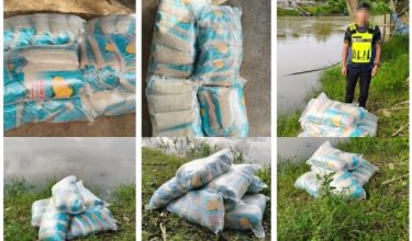 Kira-kira lapan kampit beras disyaki diseludup dari Thailand ditinggalkan di tebing sungai/Foto PGA Briged Tenggara