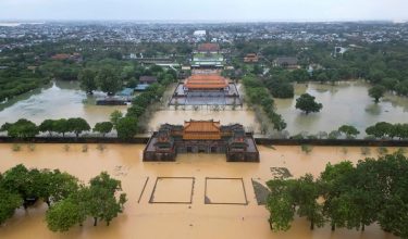Banjir di Hanoi telah menenggelamkan 32 daripada 40 perkampungan dan mukim di bandar Hue dan Da Nang /AFP