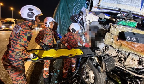Anggota bomba mengeluarkan mangsa yang tersepit dalam lori kurier selepas nahas babit tiga lori muatan berat di Slim River/ FOTO Bomba Perak
