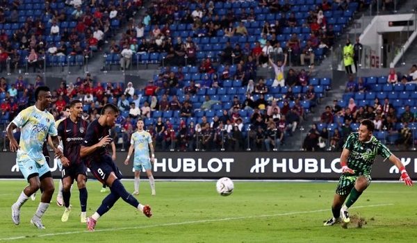 Penyerang JDT, Bergson Da Silva (dua dari kanan) melakukan sepakan gol ketika menentang Penang FC pada aksi kedua suku akhir Piala FA di Stadium Sultan Ibrahim / Foto BERNAMA