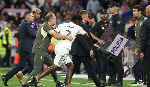 Vinicius dipimpin keluar dari padang /Foto AFP