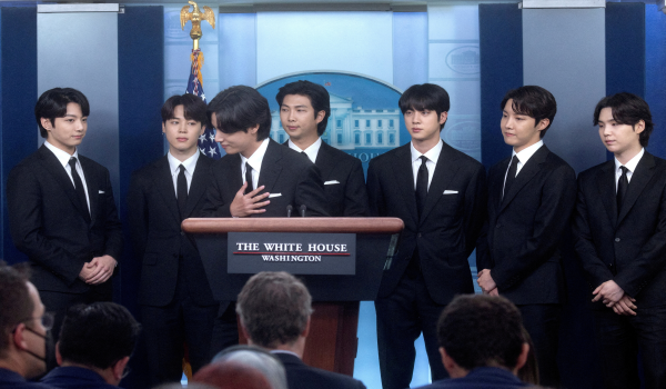Anggota Kumpulan K-pop, BTS ketika diundang ke Whie House pada Mei lalu/FOTO REUTERS