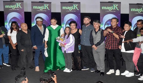 Tanaka dan Bea bersama barisan pelakon ketika malam gala filem magiK, baru-baru ini.