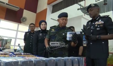 Ketua Polis Johor, Datuk Kamarul Zaman Mamat menunjukkan barang kes yang dirampas