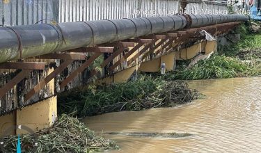 Pihak Jabatan Kerja Raya (JKR) berpendapat kerosakan berkemungkinan disebabkan arus sungai deras/foto FB orang awam