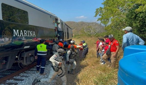 Kereta api itu membawa lebih 200 penumpang semasa sebahagian gerabak tergelincir dari landasan/ Foto AFP