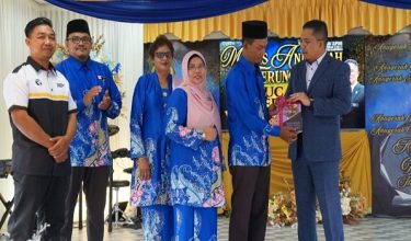 Mohd Effendy (kanan) menyerahkan modul 3M kepada Guru Besar SK Taiping, Azharun Wanik./Foto UPSI