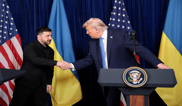 Presiden Amerika Syarikat (AS), Donald Trump (kanan) berjabat tangan bersama Presiden Ukraine, Volodymyr Zelensky (kiri) pada pertemuan di Florida/Foto REUTERS