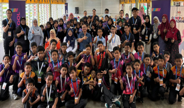 Prof Ir Dr Nahrizul Adib Kadri (duduk tiga dari kiri) pada Program Roboskool: Innovation Through STEM di SK Nyalas, Jasin Melaka/UM