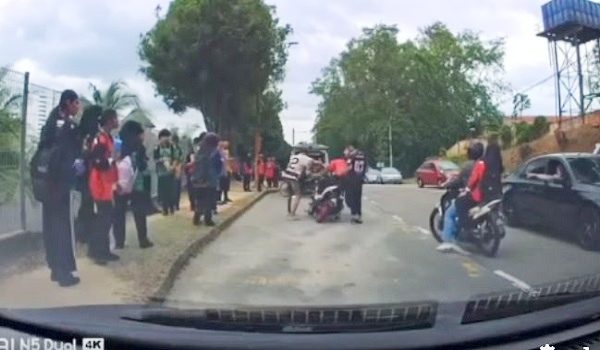 3001 JHR BUDAK SEKOLAH PUKUL