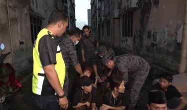220 pendatang asing tanpa izin (PATI) berjaya ditahan Jabatan Imigresen Malaysia (JIM) atas pelbagai kesalahan dalam satu serbuan di kawasan pusat perniagaan serta kawasan kediaman di ibu negara.
