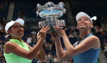 Elise Mertens (Belgium) dan rakan sepasangannya, Zhang Shuai (China), memegang trofi selepas menjuarai perlawanan akhir/ Foto AFP