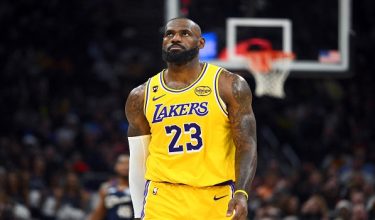 Bintang Los Angeles Lakers, LeBron James, menunjukkan reaksi pada suku keempat perlawanan menentang Cleveland Cavaliers di Rocket Arena/ Foto AFP