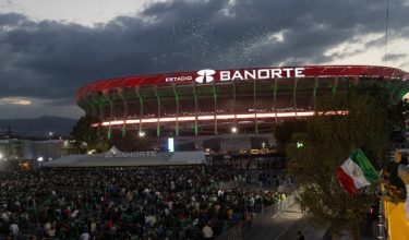 Peminat beratur di luar Stadium Azteca sempena perlawanan persahabatan Mexico dan Portugal, menjelang persiapan Piala Dunia 2026 di Mexico City/Foto REUTERS