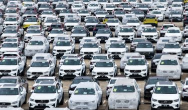 Gambar diambil pada 16 Mac lalu, kereta terpakai untuk eksport ke Asia Barat masih tersusun di kompleks eksport di Incheon, Korea Selatan/Foto REUTERS