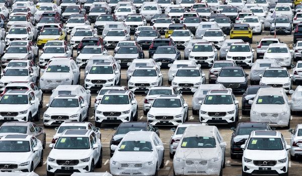 Gambar diambil pada 16 Mac lalu, kereta terpakai untuk eksport ke Asia Barat masih tersusun di kompleks eksport di Incheon, Korea Selatan/Foto REUTERS