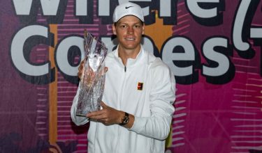 Jannik Sinner bergambar bersama trofi kejuaraan selepas menewaskan Jiri Lehecka dalam final perseorangan lelaki Miami Open di Florida/Foto REUTERS