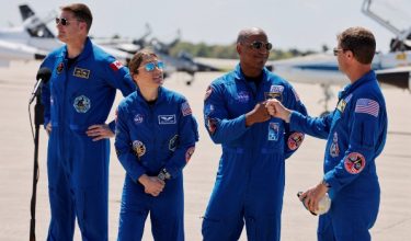 Angkasawan NASA Reid Wiseman dan Victor Glover bertegur sapa bersama Christina Koch dan Jeremy Hansen di Pusat Angkasa Kennedy menjelang pelancaran Artemis II/Foto REUTERS