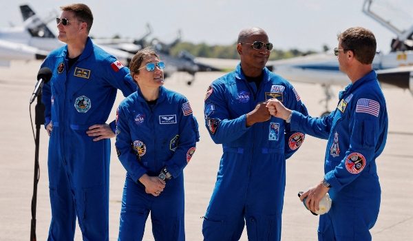 Angkasawan NASA Reid Wiseman dan Victor Glover bertegur sapa bersama Christina Koch dan Jeremy Hansen di Pusat Angkasa Kennedy menjelang pelancaran Artemis II/Foto REUTERS