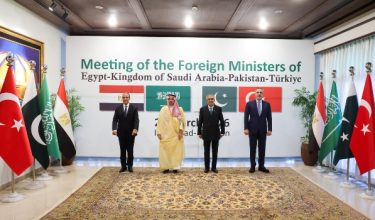 Menteri luar Mesir, Arab Saudi, Pakistan dan Turkiye bergambar selepas pertemuan membincangkan usaha meredakan ketegangan konflik serantau di Islamabad/Foto REUTERS
