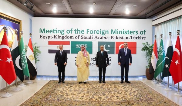 Menteri luar Mesir, Arab Saudi, Pakistan dan Turkiye bergambar selepas pertemuan membincangkan usaha meredakan ketegangan konflik serantau di Islamabad/Foto REUTERS