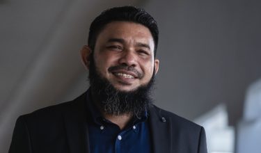 Penulis blog Wan Muhammad Azri Wan Deris atau lebih dikenali sebagai Papagomo, didenda RM4,000 oleh Mahkamah Sesyen/Foto REUTERS