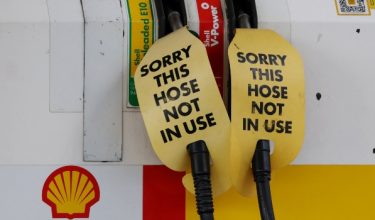 Papan tanda dipamerkan pada pam minyak kosong di sebuah stesen Shell yang kehabisan bahan api di Sydney, Australia/Foto REUTERS