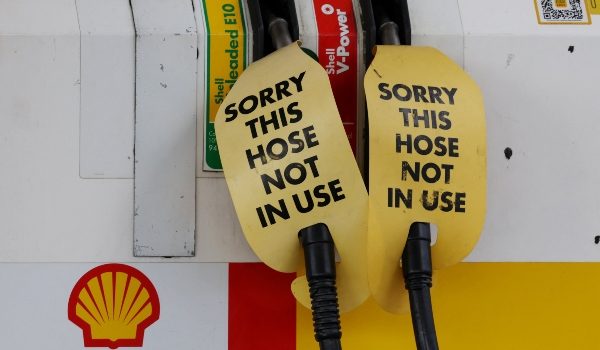 Papan tanda dipamerkan pada pam minyak kosong di sebuah stesen Shell yang kehabisan bahan api di Sydney, Australia/Foto REUTERS