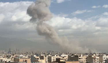 Kepulan asap kelihatan selepas letupan susulan serangan awal Israel ke atas Tehran, Iran/Foto REUTERS