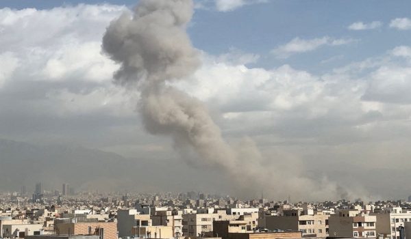 Kepulan asap kelihatan selepas letupan susulan serangan awal Israel ke atas Tehran, Iran/Foto REUTERS